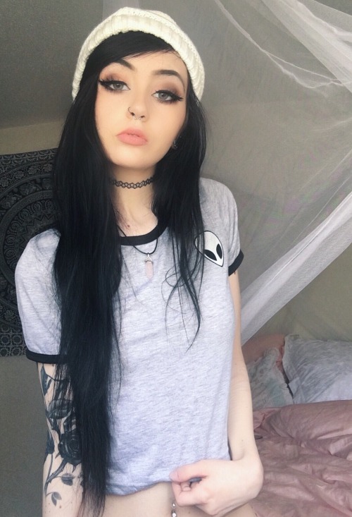 horrorcutie:  Alien Babe 👽