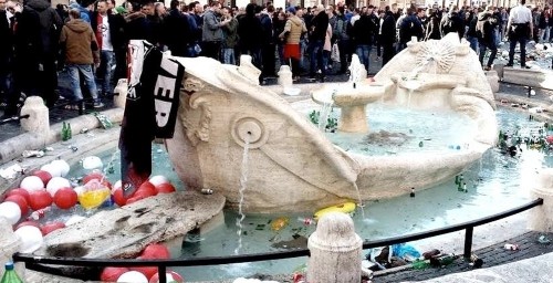 Hooligans à Roma, Piazza di Spagna : honte !Shame on you !