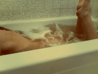 sex&ndash;pistol:  Bath time&lt;3 ehee~
