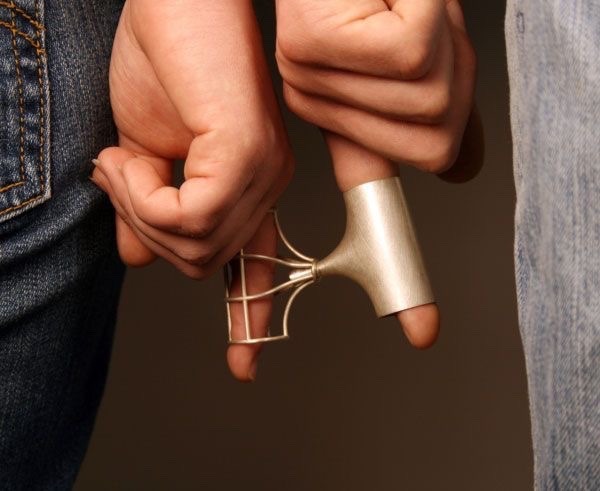 paintdeath:  Sun Kyoung Kim - ‘Pair’  ring for two people