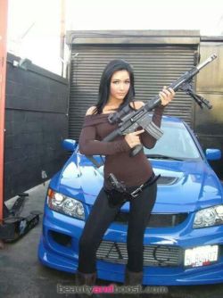 guns-and-babes:  Babe with gun http://guns-and-babes.blogspot.com/