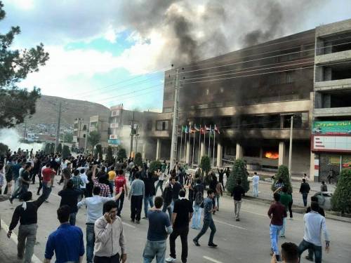 m4zlum:Heavy clashes between Kurds and Iranian Regime in Mahabad after 26-year old Kurdish woman, Fa