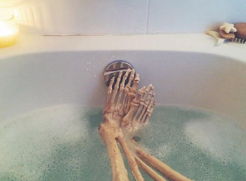 elisemerand:PHONOGRAPHY - “omgliterallydead&ldquo; This skeleton is basically any Girl on instagram.