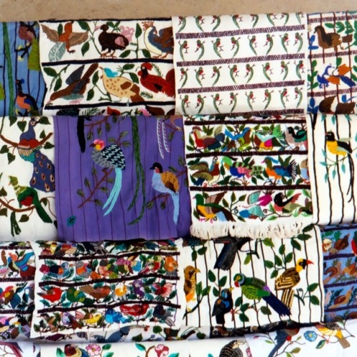 Tejidos con aves bordadas, mercado, Chichicastenango, Guatemala, 2002.
