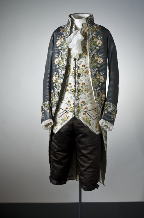 yoyo-inspace:Man’s suit with coat and vest in embroidered silk. Made in France around 1785. Has been