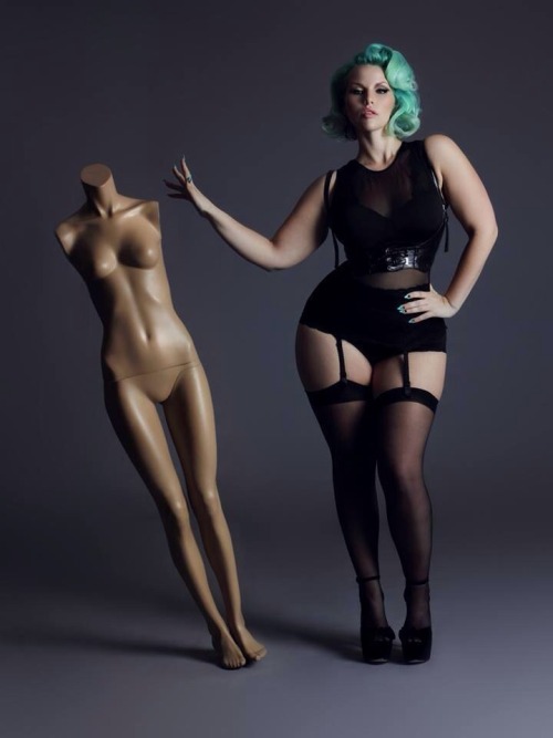 sellmysoulforrocknroll:  curvyisthenewblack:  Elly Mayday  Holy shit 