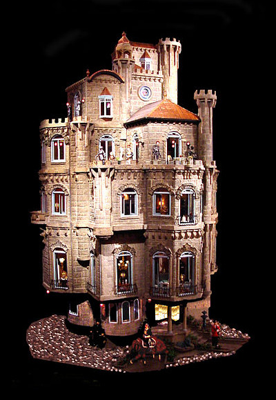 karachiite:Astolat Dollhouse CastleA magnificent dollhouse created over a 10 year period by miniatur