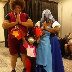 youngblackandvegan:  spaceghostanu:  amonshinpi:  Went to the family parade and my ovaries exploded seeing the love of Ruby and Sapphire create this spitfire Garnet #NYCC2015 #StevenUniverse #Garnet #Ruby #Sapphire #BlackCosplay #FamilyCosplay  HAWWWWWWW