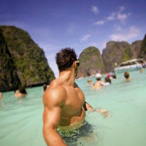 lumbrjax:  Instagram user @jacksonjohnsonfitness http://ift.tt/1JZc3YE 
