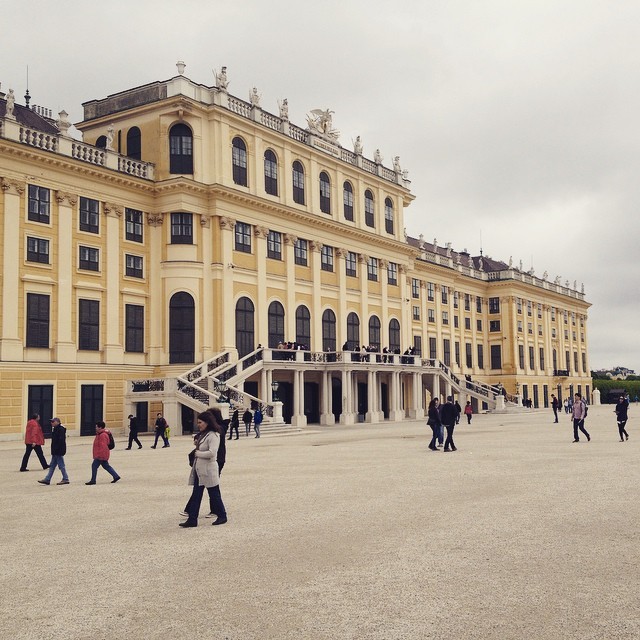The schonbrunn palace 💛 #schonbrunn #vienna #Austria #latergram #oldwithnew #pretty