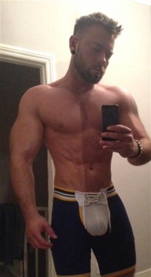 curlysuburban-urban:  exclusivekiks:  **EXCLUSIVE** Muscle guy from the UK 