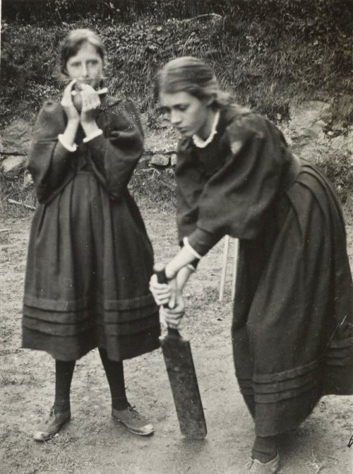 Virginia Woolf and Vanessa Bell playing cricket, 1890s. Harvard University library. Vintage Photogra