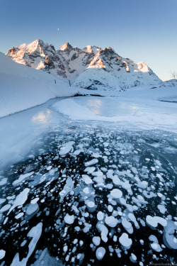 radivs:  'Glace Noire et Bulles Blanches' by PierreRodriguez