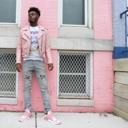 curtisdondeano:  when u see a pink wall on ur way to the market…u get out the car…&amp; get a stranger to take a pic