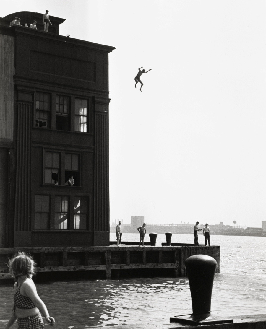 luzfosca:  Ruth Orkin Boy Jumping Into Hudson River, 1948