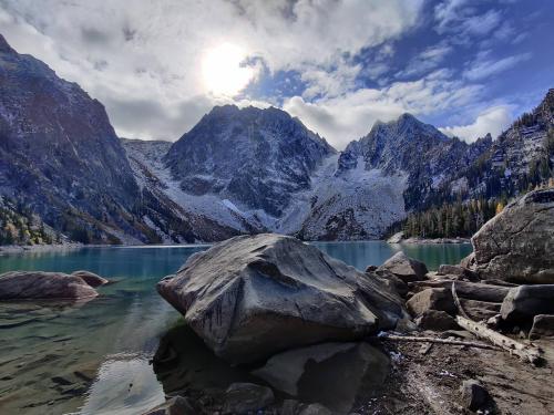 oneshotolive:  Lake Colchuck, Leavenworth, Washington [OC] [4608 x 3455] 📷: TheGamingRT 