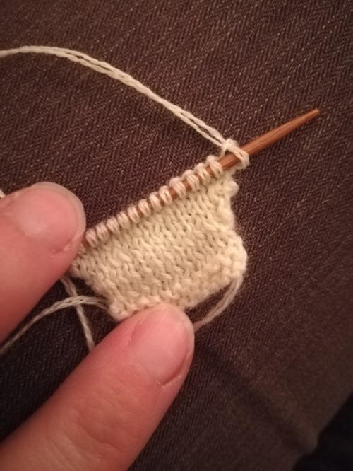 duchessnibenhu-ofpyromania: Miniature knitting wip. The ball I decided to use for Lagoona’s sw