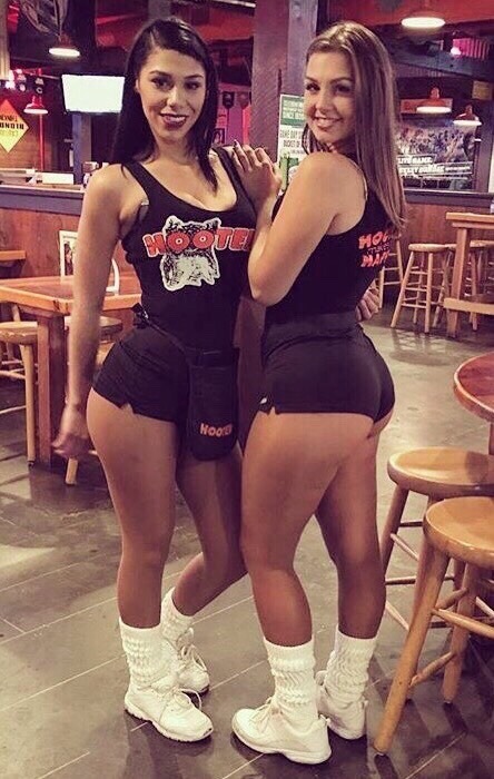 plshomewreckme:sluttycici:If I worked at hooters would y’all come visit me? My boyfriend would make 