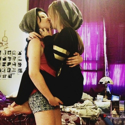 umagarotagay:  Diga, que será sempre minha. E que teu sorriso será sempre meu motivo pra sorrir. Que a tua dor seja a minha Que meu mundo seja o teu. Prometa, que os nossos dias serão sempre alegres. Que no final de cada briga eu terei um beijo teu.