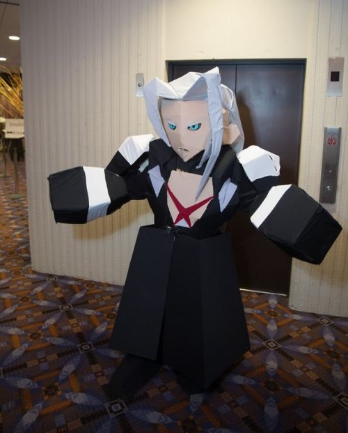 cosplay-gamers:  Final Fantasy - Sephiroth Cosplay by Bill Alexander  I love the final fantasy cosplays that are true to the ingame models