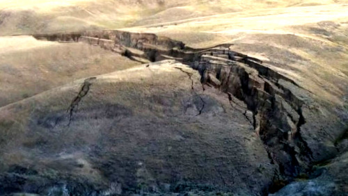 micdotcom:  A fissure 750 yards long and 50 yards wide just appeared in Wyoming’s Bighorn Mountain range. How did it happen? “Apparently, a wet spring lubricated across a cap rock.”