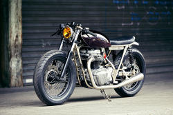 Caferacerpasion:  Tremendous Kawasaki W650 Cafe Racer By Clutch Custom Motorcyclesâ€‹.Una