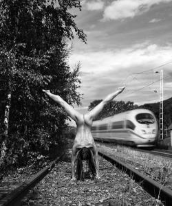 gnubeauty:  #Railroad #Handstand!