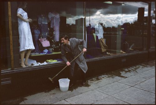 until-theskyturnsgreen:
“ Raymond Depardon, Glasgow 1980s
”