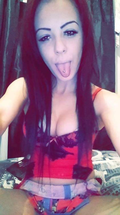 ukstreetslags:  She’s a real chavi slag  Id Smash Her To Bits!