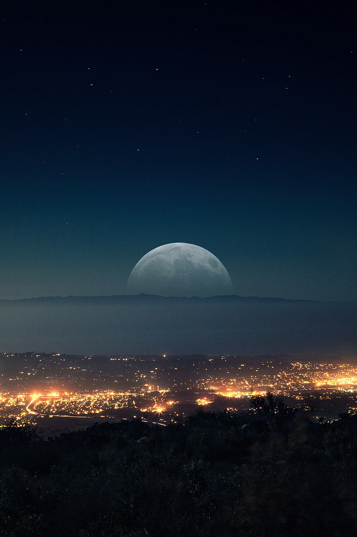 fabfotofinds:  r2–d2:  Moon on the horizon by (thedot_ru)   FabFotoFinds