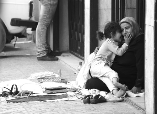 boro-bemir: athousandsweetkissies: woman with her daughter in the streets of Tehran, Iran Keep fundi