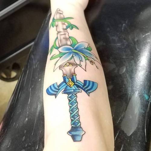 A #breathofthewild #tattoo of the weathered #mastersword with the silent Princess flower.