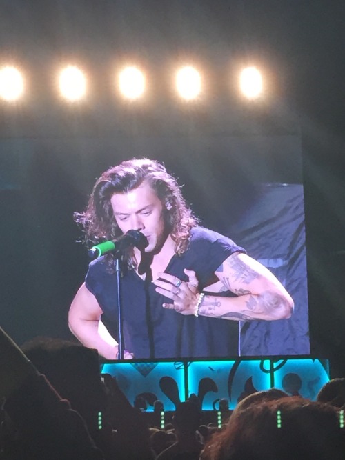 feministmaddie:  Harry making fun of a fan who was holding her boobs and readjusting herself!  08-27-15 otra Cleveland, Ohio