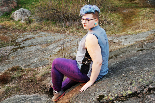 thebrownette:  meduusalammikko:  It’s getting too warm to wear all the layers I usually do, so here’s me trying to figure out how to wear a light binder under a sheer shirt.  Photos by introspektio as always.  STYLE 