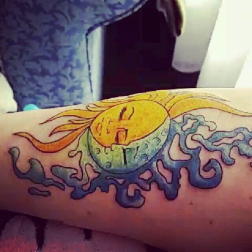 My definition of “Treat yourself” #tattooed #girlswithtattoos #tattoo #tatts #sun #moon #sunandmoon #new #touchups #treatyoself #instatattoo  (at Ink Evolution Tattoo Studio)