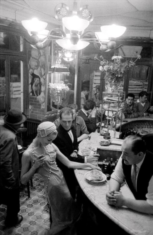 glamourofyesteryear:A couple at a Parisian bar, photographed by Frank Horvat, 1957