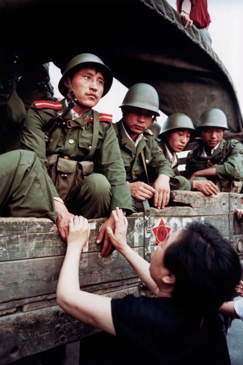 fotojournalismus:David Turnley, As thousands of Chinese troops rolled into the heart of Beijing, the