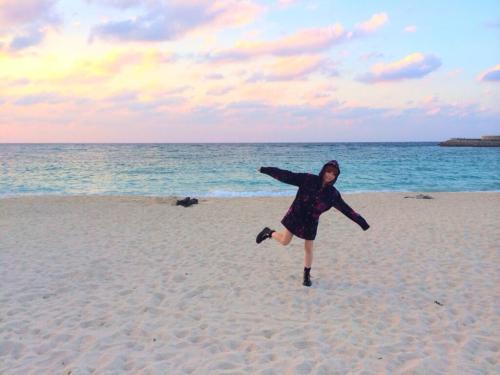 kyarychan:  [5:14 PM] At the beach in Okinawa!!! (top)[5:15 PM] *whoosh* (bottom) 