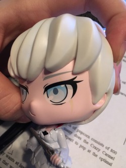 heyhey!! the weiss vinyl does have the scar!!