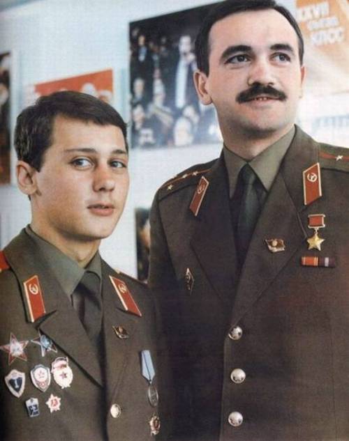 Soldier posing with an officer who is wearing Hero of Soviet Union. Anybody knows who the officer is