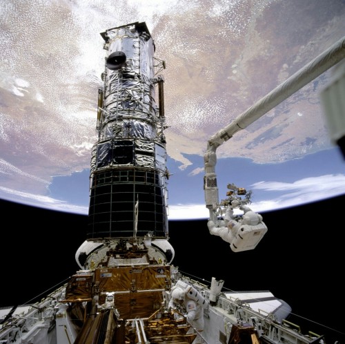 Une Vue De L'espace ...la Terre Est Belle Aimons Là. ..
