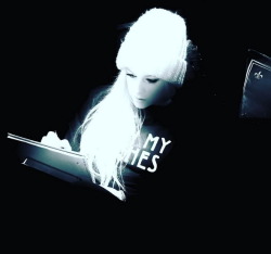 lavignenetwork:@avrillavigne: Old chapters closing and new ones opening …..feels good to be writing new songs. “I am stronger and I’ll fight” #songwriting #newlyricalert #newmusic  