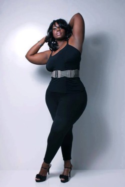 pearhub:  #thick #bbw #wide hips #heels