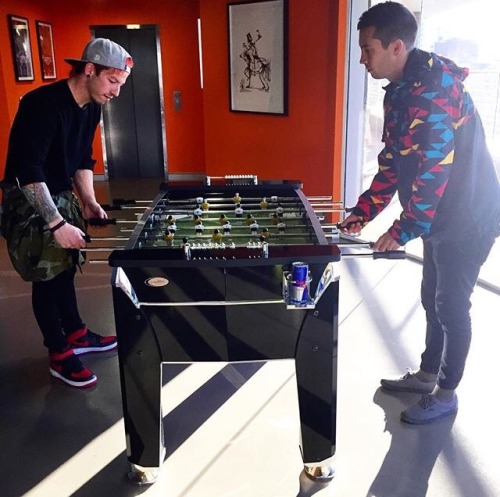 topupdatez:warnermusicaustralia: @twentyonepilots dropped by Warner HQ & things got competitive!