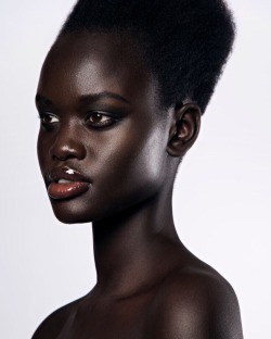 that-dark-chick:  South Sudanese model Nyajuok wiew Instagram : @koujayn