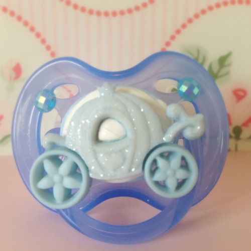 pottycakes:  I made some new Deco Pacifiers!! head over to Etsy.com/shop/PottyCakesPottyCakes to pick one up :3