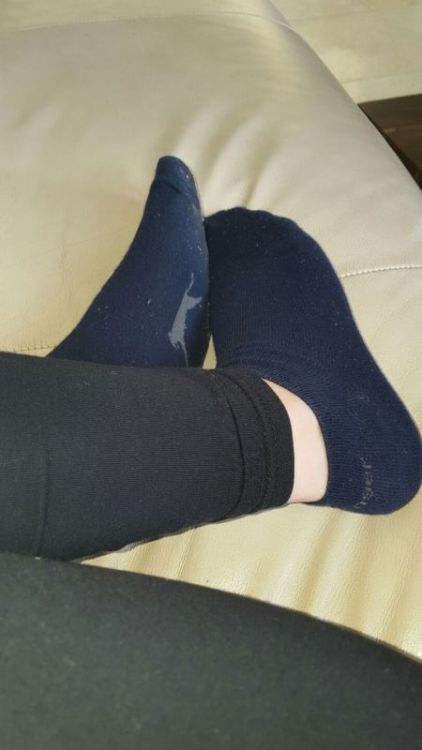tigerfoxy:Foot job with my sweaty gym socks anyone?