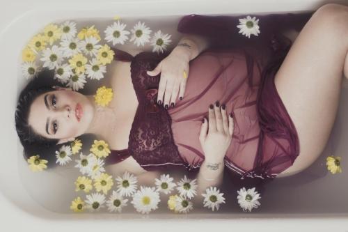 hourglassandclass:My favourite image from Nadia Aboulhosn’s body positive calendar Check out my blog for more body positivity and curves :)