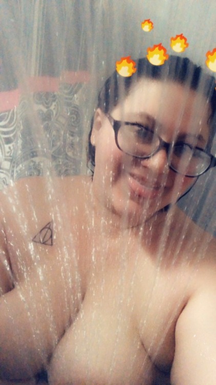 unicornsanddevilhorns: Snappin in the shower.