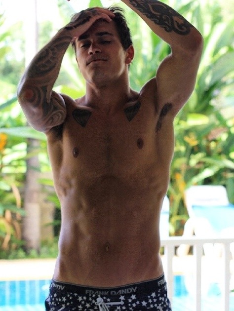 welointhe808:  keepitkauaiitforeal:  Hot shit.  Uggh so hansum dis guy 